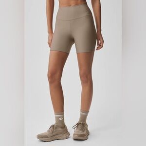 Alo High-Waist Airlift Gravel Beige 5 Inch Energy Biker Shorts